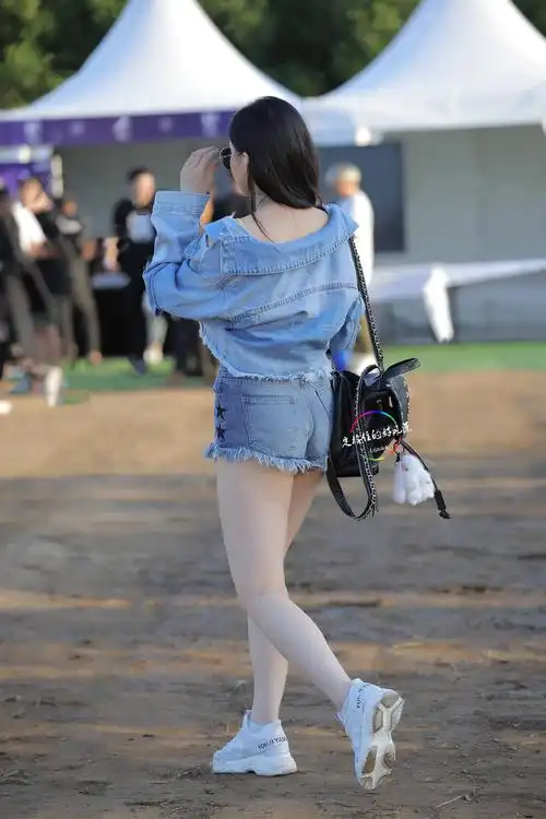 街拍小仙女的皮肤好白啊让人羡慕啊