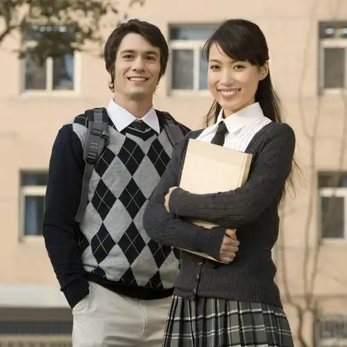 东方人,成年人,两个人,学生,笑,微笑,露齿笑,方图,室外,白天,正面