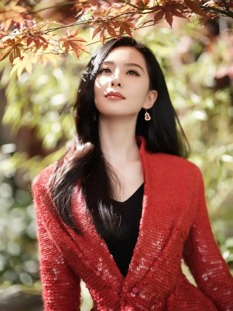 星闻#   刘诗诗红衣盛放,果敢张扬, 与纯黑缄默相融,勾勒自在如意的