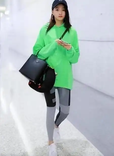 尽显活力,白色圆领t恤,下摆系起露出一节小蛮腰,搭配高腰宽松牛仔裤