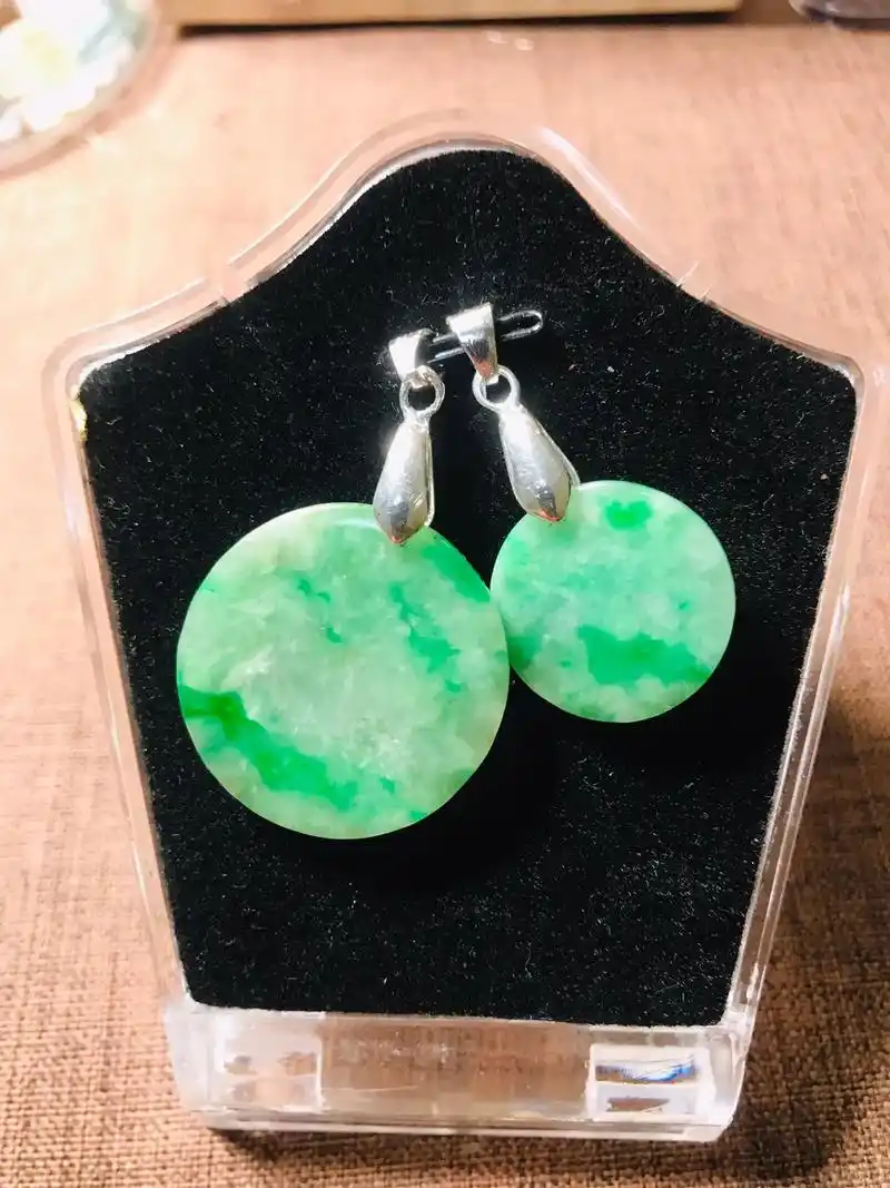 翡翠圆牌挂件,一大一小的两个圆牌,阳绿,性价 - 抖音