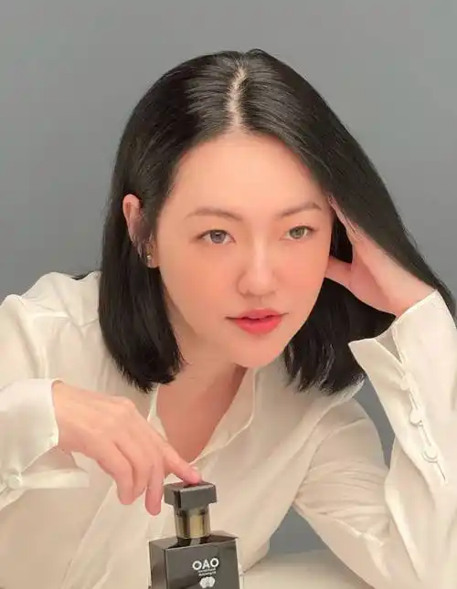 小s生三娃状态比大s还好,极简衬衣拍广告,乌黑短发气质太高级