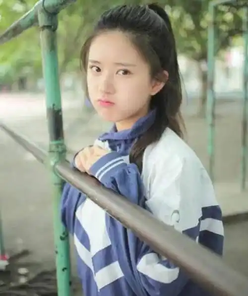 赵露思学生时代旧照曝光,截图放大看清她的五官,颜值真是逆天_造型