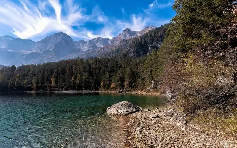 享受迷人的湖泊美景,风景-回车桌面