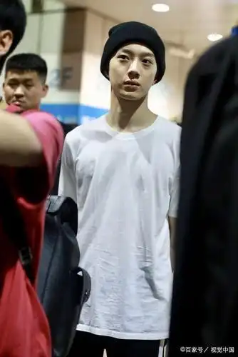 心疼18岁赖冠霖解约案初审后首现身素颜着简装面无表情显疲惫