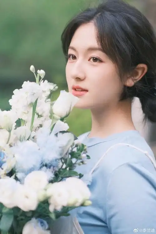 李兰迪穿清新小白裙 清纯甜美温柔娴静