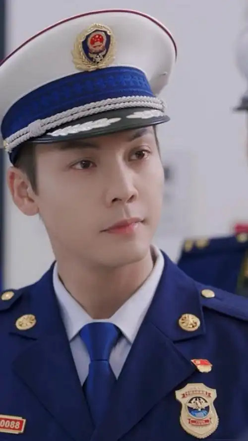 陈伟霆穿消防员制服超好看!电视剧《照亮你》每晚七点半播出