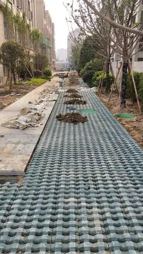 3,a16#–a19#巷道旁铺贴植草砖完成80%