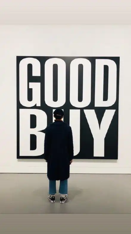 光是一个简单的背影就已经足够帅气,不愧是权志龙