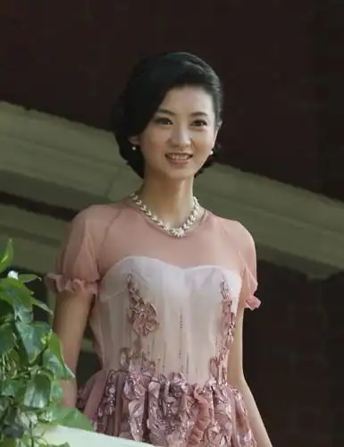 由寇世勋,斓曦领衔主演的谍战大剧《九死一生》正在央视电视剧频道