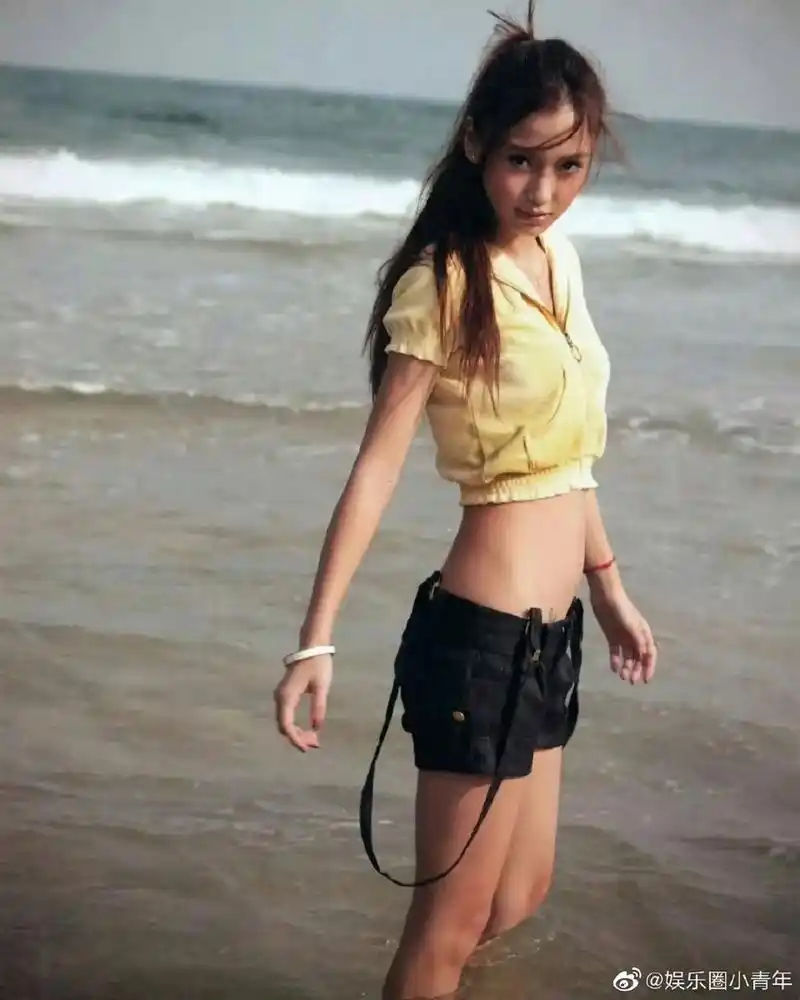 杨颖的沙滩旧照,尽显好身材.