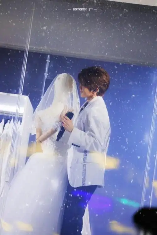 蔡徐坤结婚啦从校服到婚纱抓雪的瞬间苏到爆梦中的美好