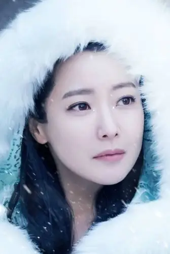 原创金喜善穿少女装庆祝42岁生日捧蛋糕卖萌颜值又回巅峰