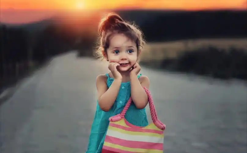 可爱时尚小女孩5k高清桌面壁纸