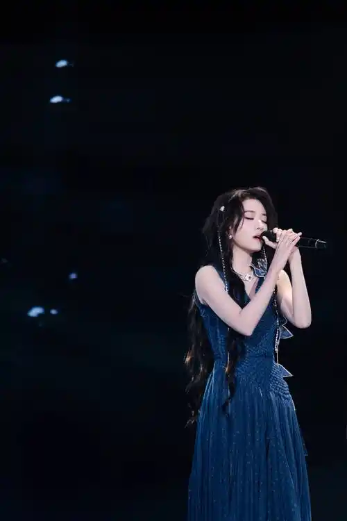 喻言央视双舞台打歌表演一个美一个飒来盘点造型