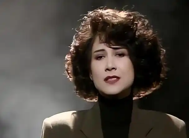 甄妮23岁结婚30岁痛失爱人今70岁仍单身一生只爱他一个