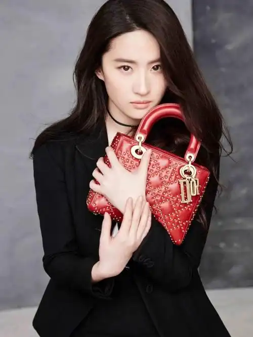在此前,刘亦菲一直保持着和lvmh旗下另一品牌迪奥dior的合作,如今则又