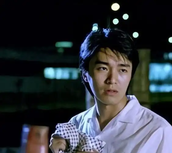 "喜剧之王"周星驰,默默为灾区捐款千万,为何向佐说他人品不行