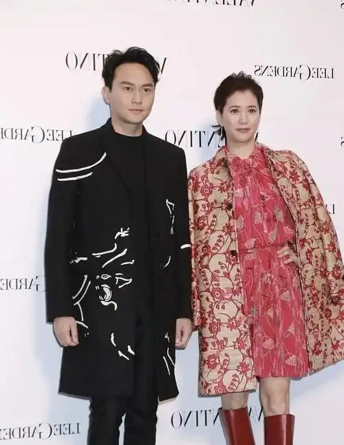 袁咏仪不像50岁?穿印花裙配外套与老公同亮相,同龄人看了都羡慕