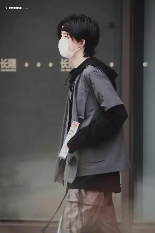 陆柯燃花臂纹身图案什么样,她和林凡是一对吗俩人什么关系