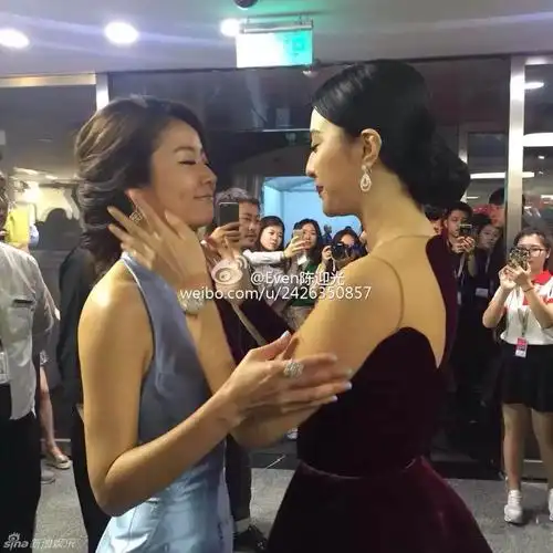 范冰冰林心如后台互动 亲密摸脸叙旧