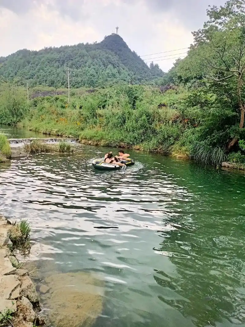 一家人在家乡的河里游泳 - 抖音