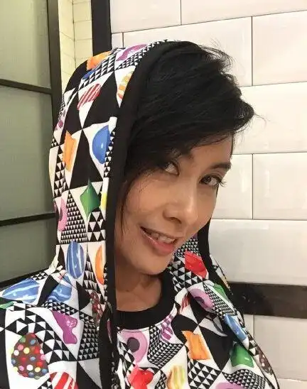 朱茵微博晒素颜照片依旧女神范十足 朱茵年龄多大?朱茵(图)