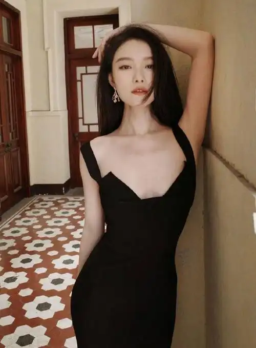 倪妮黑色鱼尾长裙,秀出白皙美背