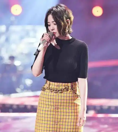 张靓颖虽然身高162厘米,但身材却非常丰满,上下开衩裙秀曲线_时尚