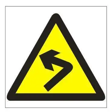 山道驾驶,往往弯多且急,此时切不可在弯道超车或在不清前方有无来车的