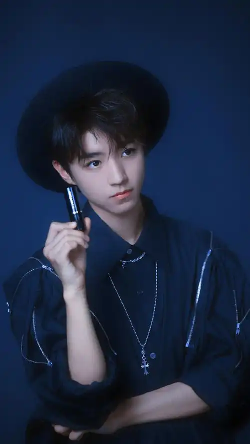 王王俊凯穿黑衣戴礼帽,是个帅气暗黑精灵了_p5,图片cr.