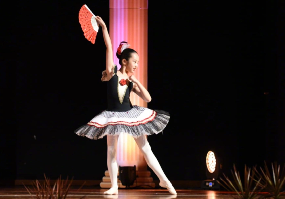 吴尊9岁女儿痴迷芭蕾舞,当她劈腿那一瞬间,粉丝看后都懵了