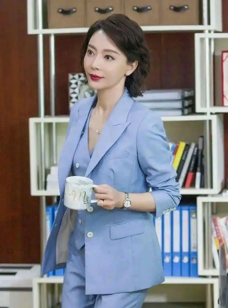 网友:陈数穿职业装,真是太有女人味了,亭亭玉立面若桃花,完美身材曲线