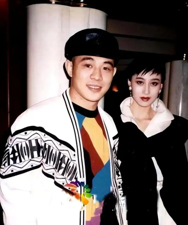 李连杰和利智年轻时,一个英姿飒爽,一个美丽动人,有点男才女貌的感觉.