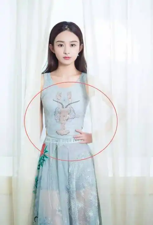 明星也爱吃小龙虾,戚薇吃了12盒,赵丽颖穿着礼服狂炫,但她们都输给了