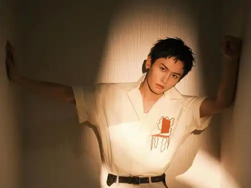 最新造型释出,白色衬衫搭配同色系西装裤……|张哲瀚_新浪新闻