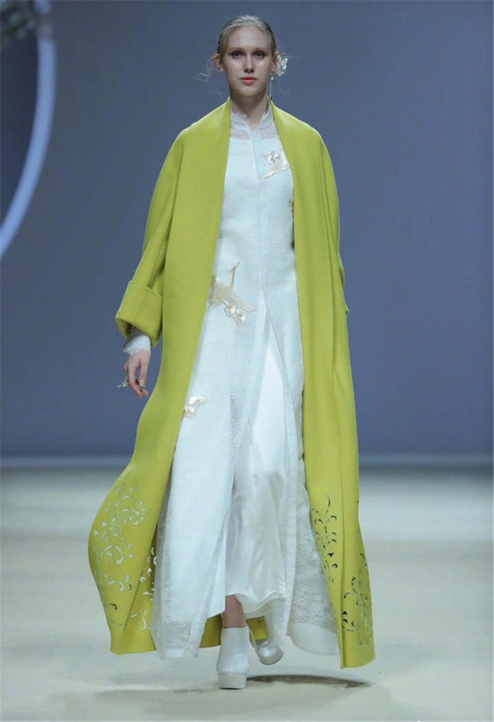 本季设计师熊英从自然花木山水中寻找元素和色彩.