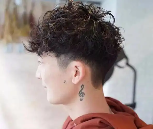 卷度的大小与发型的量感,质感,动感有直接影响,大卷量感大,小卷量感小