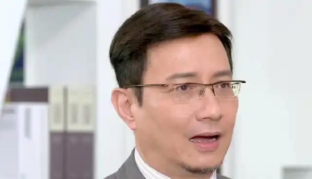 爱的阶梯楚振华发现落入宋天成的圈套,他买的天成集团负债累累