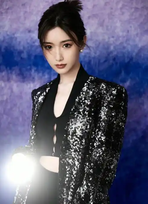 毛晓彤黑色亮片西装庆中秋,露脐内衬秀小蛮腰,感谢陈翔不娶之恩_身材