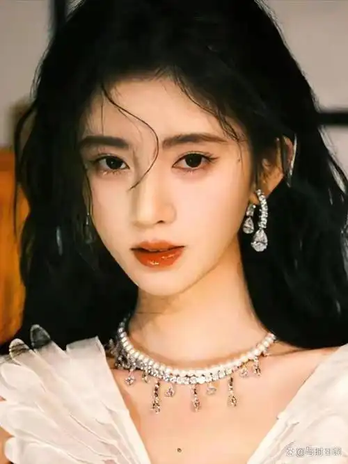 在这个名利流道的当下,明星们拼了命地想要变美,双眼皮,大眼睛,高鼻梁