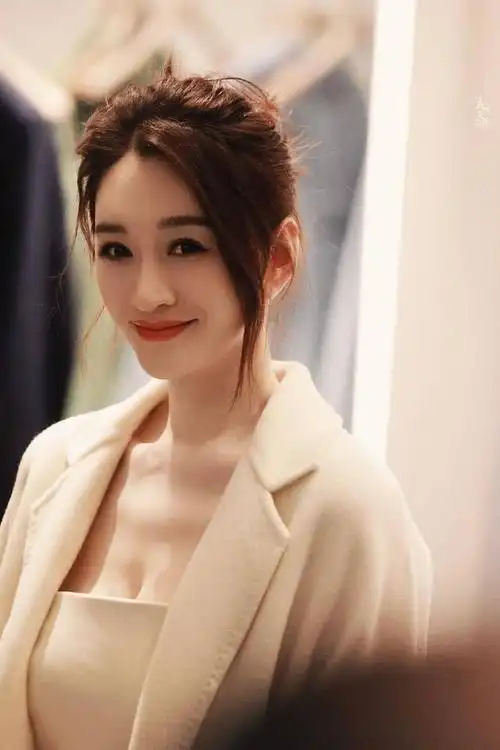 47岁李小冉穿出白到发光的惊艳效果