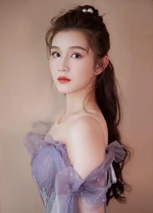 95后新生代女演员阮巨一席淡紫色纱裙亮相费加罗风尚盛典红毯