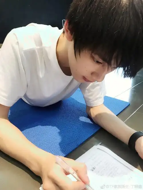 方程式#丁程鑫小朋友写作业合集写着写着 就长大了@时代少年团-丁程鑫