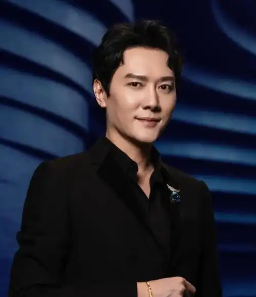 当62岁费翔同框44岁冯绍峰才知真帅和装帅差距有多大