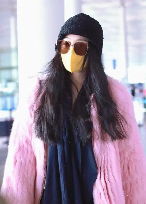 范冰冰高调走机场,身穿粉色皮草高级贵气,脚踩过膝靴大秀美腿!