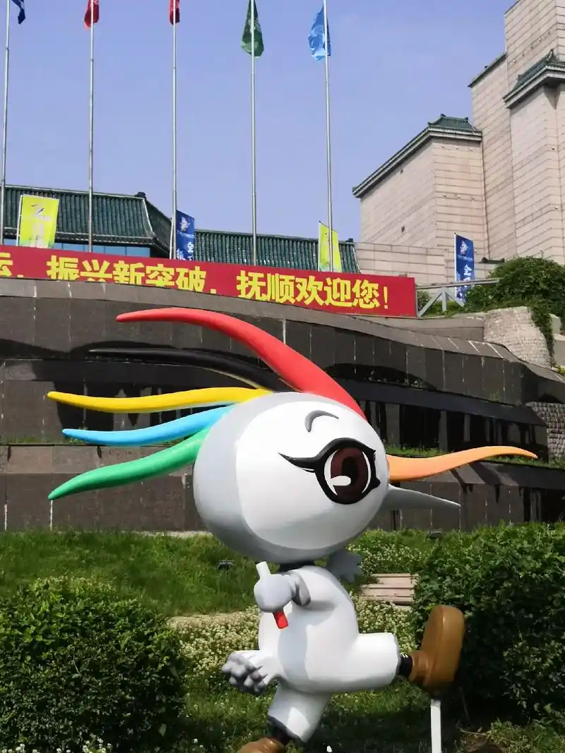 抚顺友谊宾馆喜迎十四运,吉祥物福鹭来啦!#城市记忆 #熟悉的 - 抖音