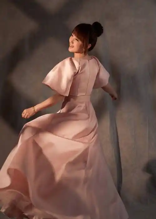 原创原创49岁杨钰莹穿粉色丝绸质地长裙显凹凸有致还这么有料