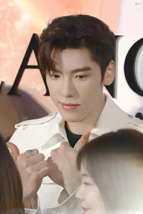 王子异[超话]#97#王子异晒照庆出道1314天#每次见 也还是可爱就像