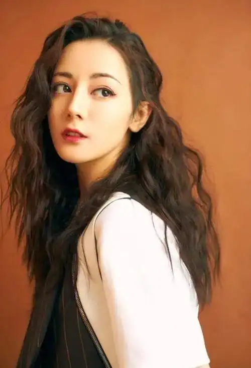 但是迪丽热巴狂揽37个亿后,却没有买豪宅.